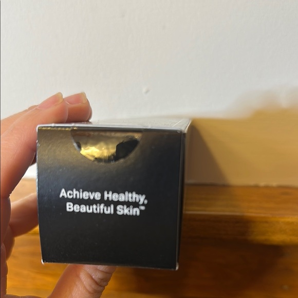 Revision Skincare Intellishade Matte Moisturizer - Picture 4 of 5